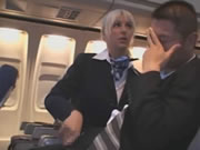 靓女空姐係飛機上幫乘客打飛機