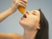 裸體青少年飲用葡萄柚汁